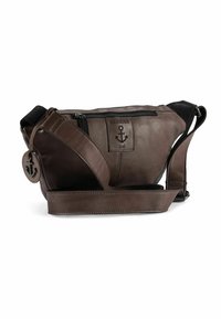 Borsa a tracolla in pelle marrone con chiusura superiore con cerniera, tracolla, patch con logo a forma di ancora e anello di fissaggio per accessori aggiuntivi.