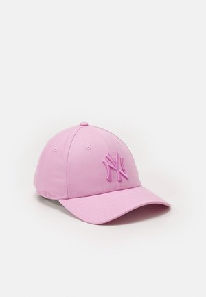 Rosa Baseballkappe aus Stoff mit einem gestickten Logo auf der Vorderseite, gebogenem Schirm und genähten Belüftungsöffnungen oben.