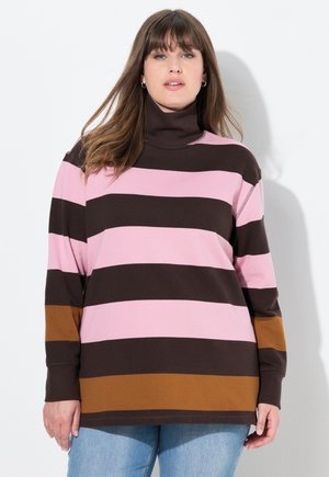 Pull à col roulé rayé marron, rose et orange avec des manches longues. Tissu doux, coupe décontractée et détails de couture visibles.