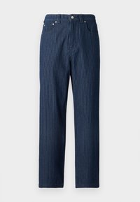 Σκούρο μπλε τζιν παντελόνι με κατακόρυφες λευκές ρίγες, σχεδιασμό με ίσια μπατζάκια, πέντε τσέπες και μεταλλικά κουμπώματα στη μέση.