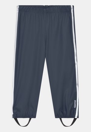 Pantaloni sportivi blu mare con cintura elastica, strisce bianche sui lati e cinghie regolabili alle caviglie. Realizzati in materiale leggero e liscio.