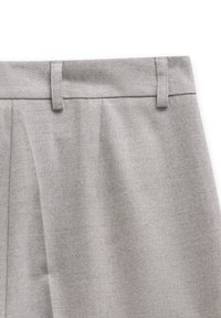 Grau maßgeschneiderte Hose mit flachem Bund, subtiler Textur und einem Bund mit zwei Schlaufen. Keine sichtbaren Verschlüsse oder Taschen.