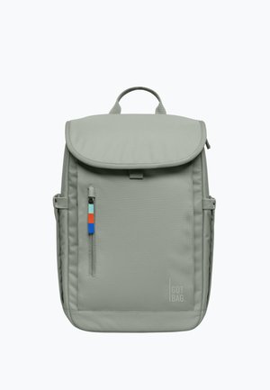 Jasnoszary prostokątny plecak z górną klapką, przednia kieszeń na zamek z kolorowymi tasiemkami, boczne uchwyty oraz logo "GOT BAG" na dolnej przedniej części.