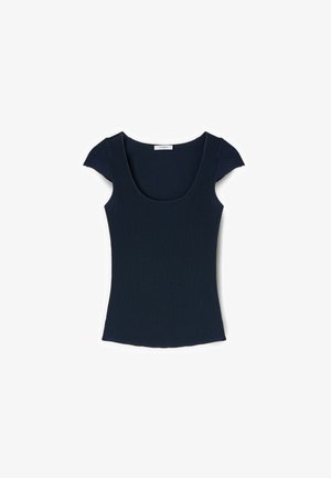 Granatowy prążkowany top z krótkim rękawem, okrągłym dekoltem i dopasowanym krojem, ułożony płasko na białym tle.