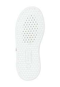 Semelle d’une chaussure blanche avec un motif de grip en losange, des trous de ventilation au centre, et « GEOX ITALIAN PATENT » embossé près du talon.