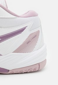 ASICS GEL TASK 4 - Boty na házenou - white/dusty mauve