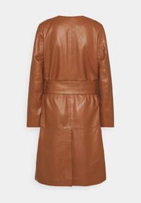 Brun läderjacka med en enkel, rak design, bälte i midjan och en slits bak för ökad rörlighet. Slät textur.