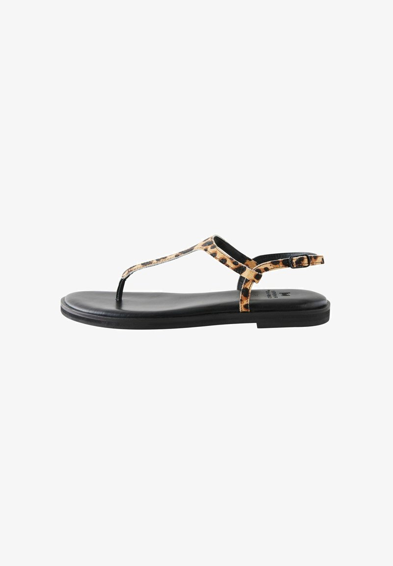 Leopardprint platte sandalen met een zwarte rubberen zool, voorzien van een slanke teenband, enkelband met gesp en een gladde, matte afwerking.