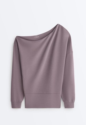 Haut mauve à manches longues avec encolure bateau et poignets ajustés, présenté sur un fond blanc.