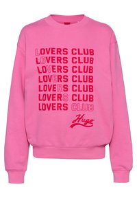 Felpa rosa con testo "LOVERS CLUB" in diverse tonalità di rosso, scollo rotondo, vestibilità comoda e polsini e orlo a costine.