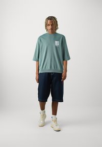 GAP LOGO BACK CREW - Print T-shirt - dark forest
