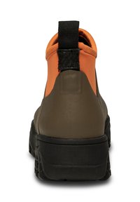 Buty z brązową dolną częścią i pomarańczową górą, z czarną pętlą na tyle. Teksturowana gumowa podeszwa dla przyczepności i trwałości.