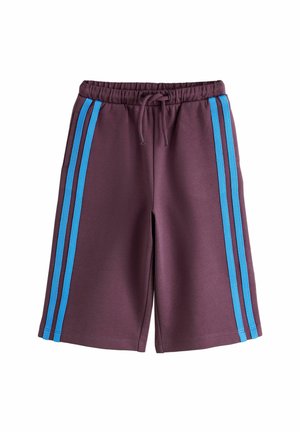 Fioletowe krótkie spodenki do kolan z elastycznym paskiem w talii i sznurkiem, z dwoma pionowymi jasnoniebieskimi paskami po każdej stronie.
