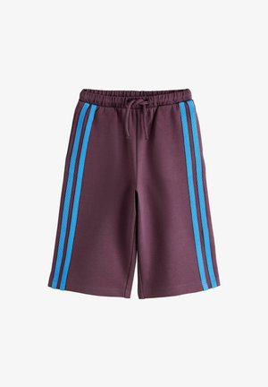 Pantaloni scurți mov până la genunchi cu talie elastică și șnur, având două dungi verticale albastre deschis pe fiecare parte.