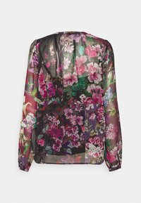 Blusa trasparente a maniche lunghe con stampa floreale multicolore in rosa, viola, verde e bianco su sfondo nero.