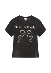 Zwart katoenen T-shirt met ronde hals, korte mouwen en een vervaagde print van een lint en de tekst "Vertrouwen is breekbaar" in lichtroze.