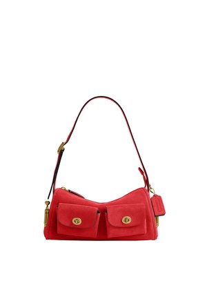 Borsa a spalla in camoscio rosso con due tasche frontali con pattina e chiusure a giravite color oro e minuteria metallica.
