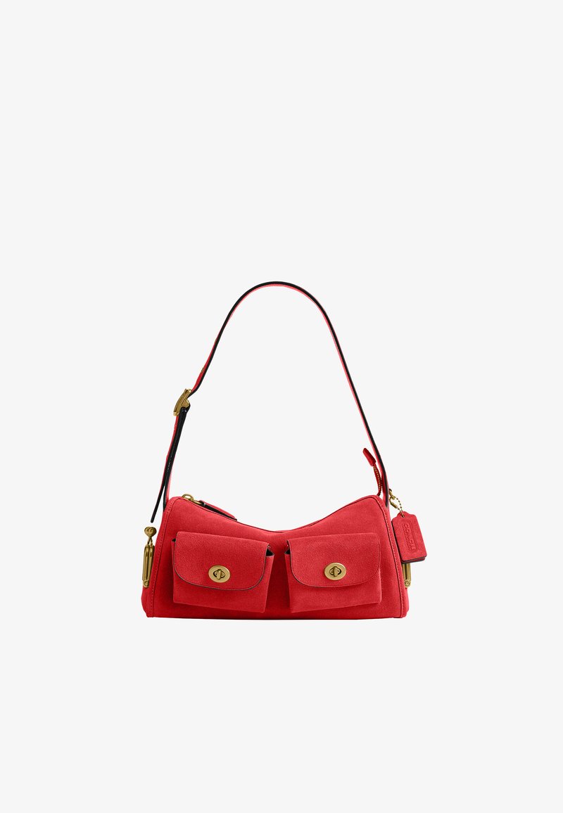 Sac bandoulière en daim rouge avec deux poches avant à rabat et fermoirs à tourniquet dorés ainsi que des garnitures dorées.