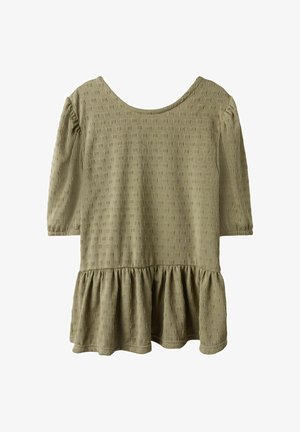 Top peplum verde oliva realizzato in tessuto testurizzato, con maniche tre quarti, scollo a barchetta e dettagli arricciati in vita.