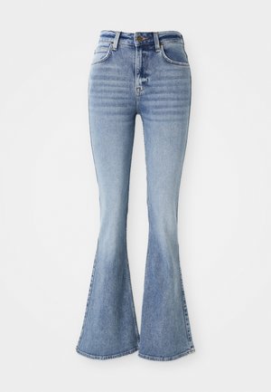 Jean évasé bleu clair à taille haute, présentant un léger effet de décoloration, des coutures contrastantes et un design classique à cinq poches.