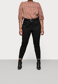 ONLY Carmakoma Blus - brown