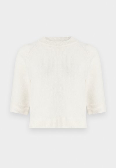 Gebreide trui met korte mouwen in off-white. Voorzien van een geribbelde halslijn en zoom, met een ontspannen pasvorm en zachte, gestructureerde stof.