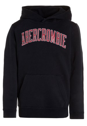 Czarna bluza z kapturem z kieszenią z przodu i czerwonym napisem „ABERCROMBIE” wygiętym na piersi, w pogrubionych, obrysowanych wielkich literach.