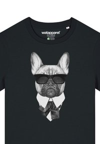 Zwarte T-shirt met een gedetailleerde illustratie van een Franse Bulldog die een zonnebril en een stropdas draagt, met nadruk op zijn oren en gelaatskenmerken.