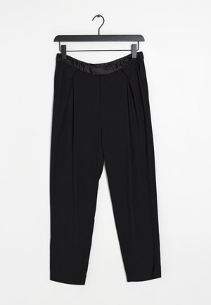 Black trousers with a tapered shape, featuring a gathered elastic waistband and front pleats. Made of a smooth fabric, suitable for casual wear.