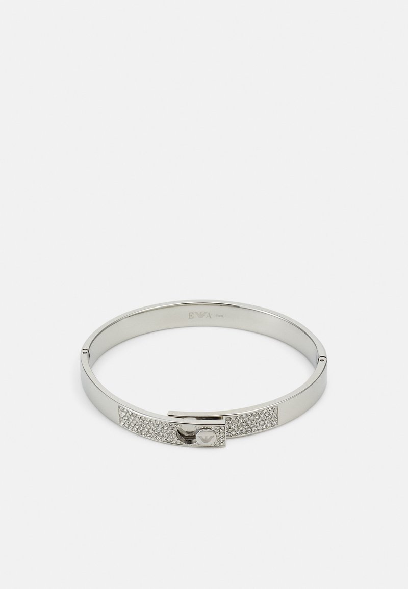 Sidabrinė apyrankė su tekstūruotu panele ir skaidriais akmenimis, lygia apdaila bei subtilia sagtimi.