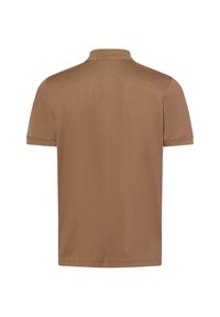 Braunes kurzärmliges Poloshirt mit Kragen und kontrastierendem geripptem Saum, glatter Textur und geradem Schnitt am Saum.