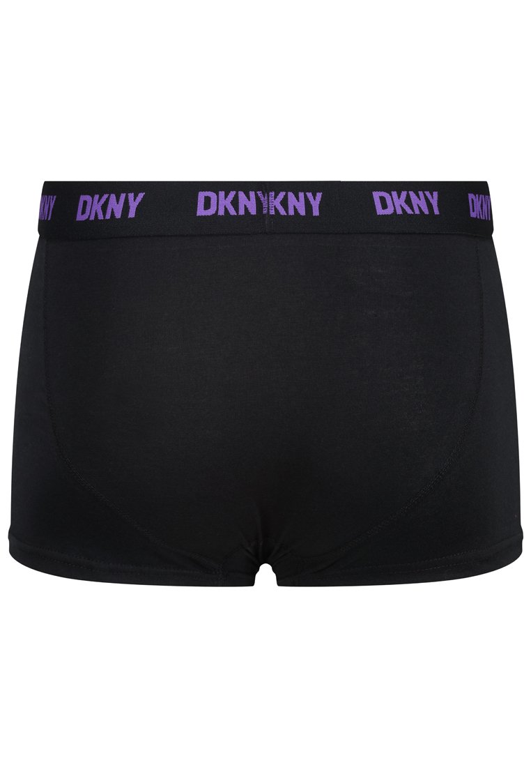Boxer briefs de algodón negro con una cinturilla suave que presenta el logo "DKNY" en púrpura. Textura suave, diseño ajustado y sin patrones o acentos visibles.