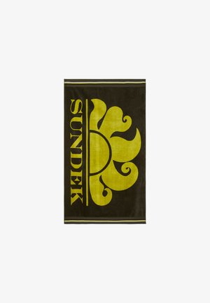 Asciugamano marrone scuro con un grande design floreale giallo e il logo "SUNDEK". Strisce verdi orizzontali decorano i bordi superiore e inferiore.