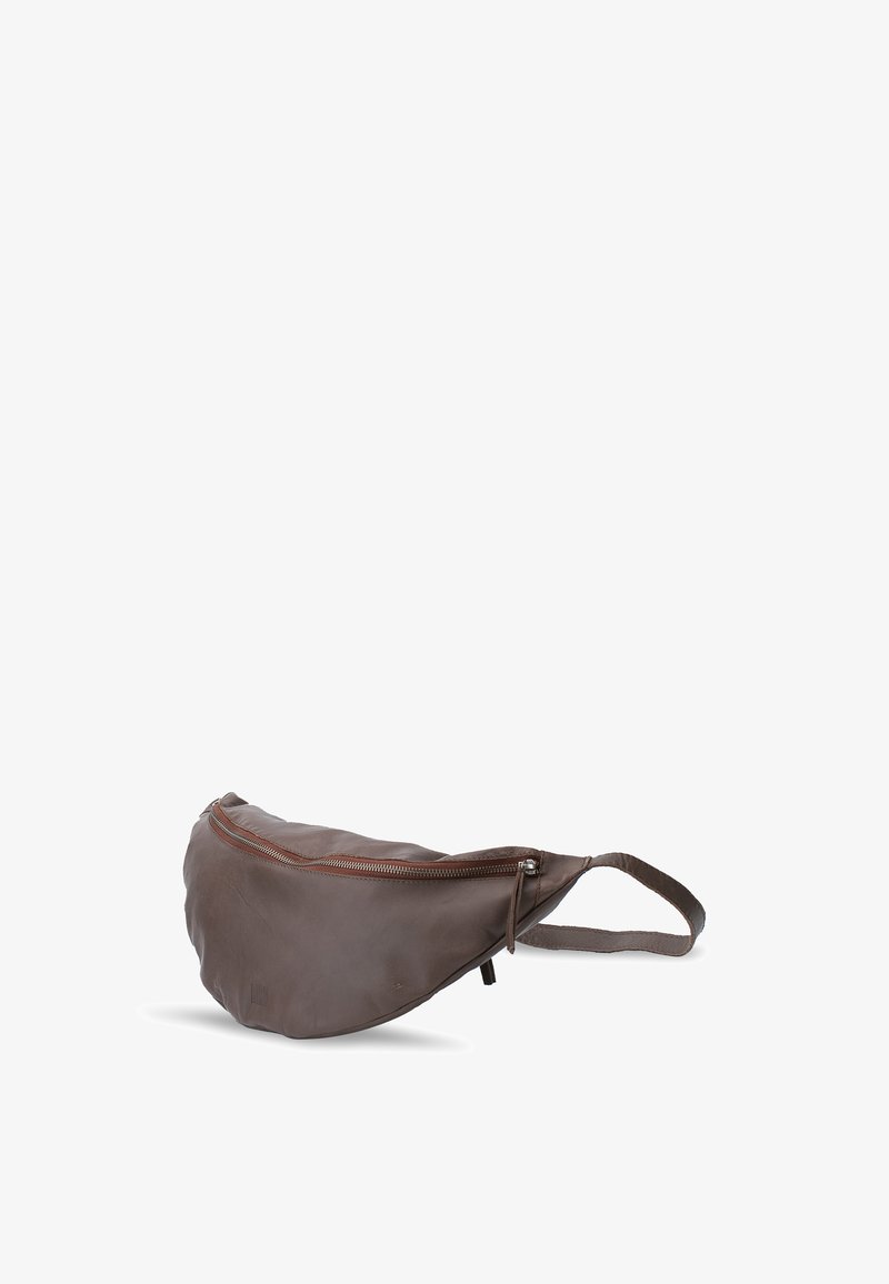 Braune Leder-Gürteltasche in geschwungener Form, mit einem Reißverschluss, schmalem Riemen und glatter Textur.