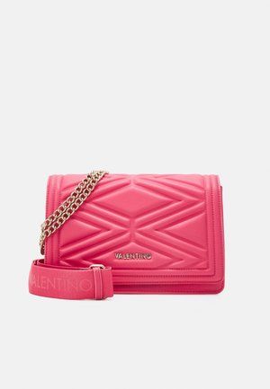 Pink Valentino skuldertaske med quiltet geometrisk mønster, gyldent kæderem, og tekstilrem præget med Valentino-logo.