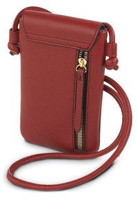 Bolso bandolera rojo de cuero con un bolsillo con cremallera, textura suave, herrajes dorados y una delgada correa para el hombro. Diseño compacto con una tapa plegable.