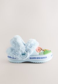 Lyseblå slip-on træsko med blød rem, tegneseriefigurer på tåen og teksten "Bluey and Bingo" på sålens side.