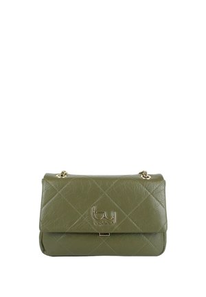 Borsa a tracolla in pelle trapuntata verde oliva con chiusura a patta e tracolla in catena di metallo dorato, presenta un piccolo logo dorato sul davanti.