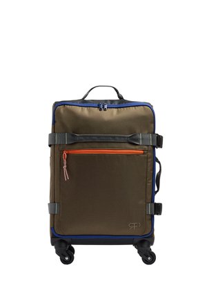 Brązowa miękka walizka na kółkach z pomarańczową przednią kieszenią na zamek, czarnymi paskami, niebieskim obszyciem, górnymi i bocznymi uchwytami oraz czterema czarnymi obrotowymi kółkami.