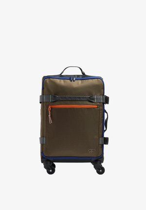 Brązowa miękka walizka na kółkach z pomarańczową przednią kieszenią na zamek, czarnymi paskami, niebieskim obszyciem, górnymi i bocznymi uchwytami oraz czterema czarnymi obrotowymi kółkami.