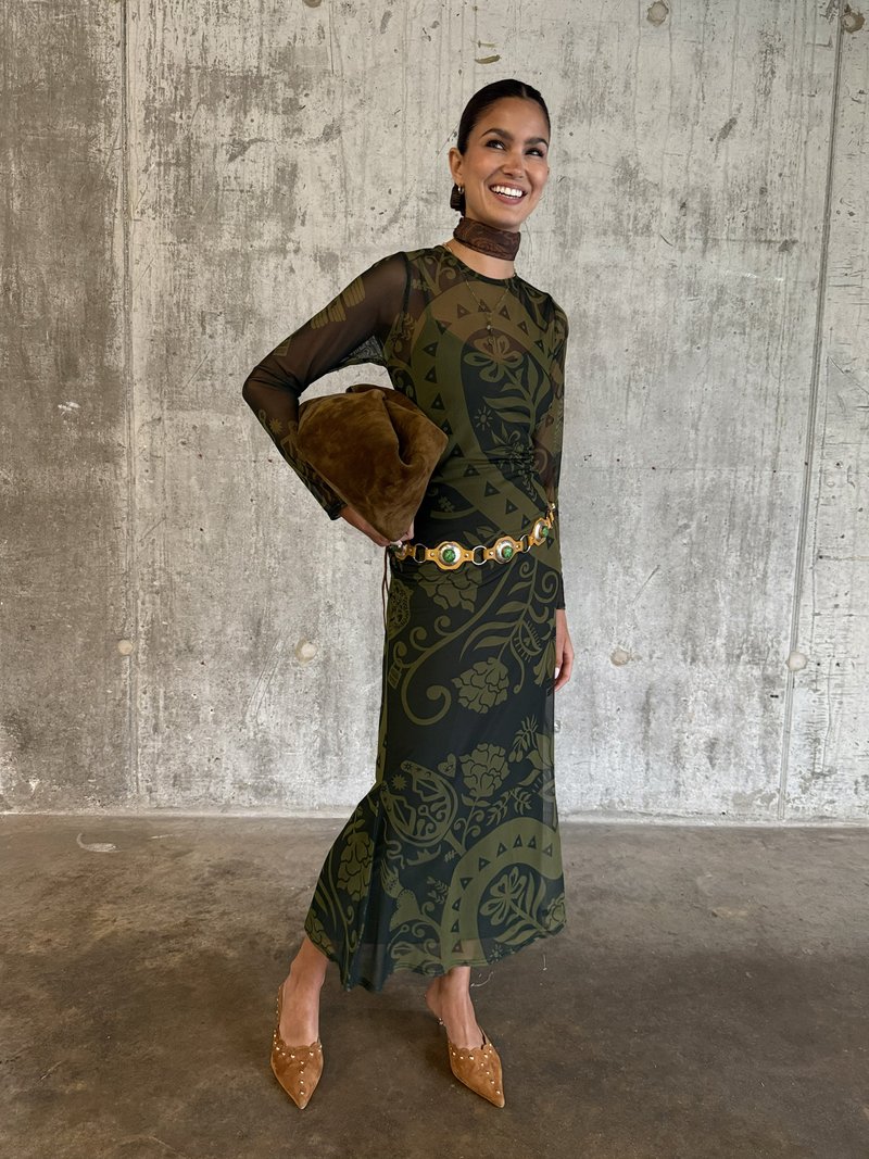 Dlhé zelené šaty s tmavozelenými kvetinovými vzormi, polopriehľadné sieťované rukávy, skombinované s hnedým zamatovým psaníčkom a svetlohnedými cvočkovými podpätkami.