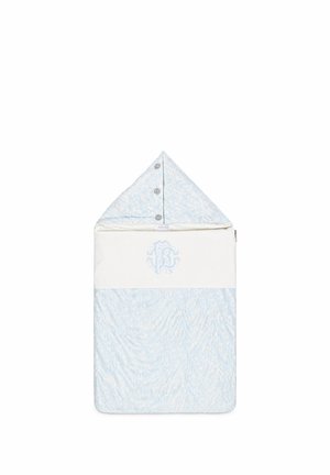 Otulacz dla niemowląt z kapturem, jasnoniebieski wzór kwiatowy, biały pasek z niebieskim haftowanym monogramem oraz trzy guziki na kapturze.