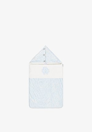 Couverture d'emmaillotage pour bébé avec capuche, motif floral bleu clair, bande blanche avec monogramme bleu brodé et trois boutons sur la capuche.