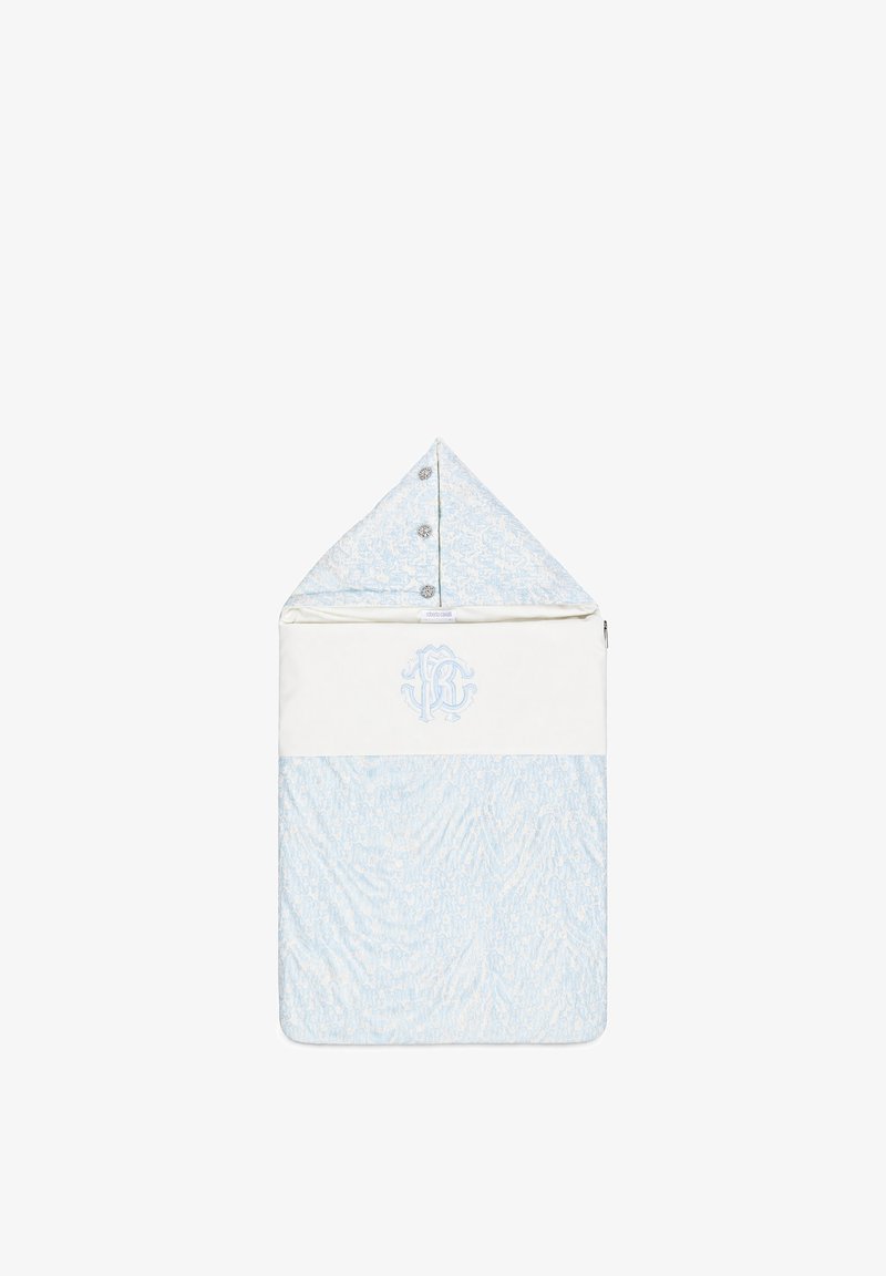 Couverture d'emmaillotage pour bébé avec capuche, motif floral bleu clair, bande blanche avec monogramme bleu brodé et trois boutons sur la capuche.