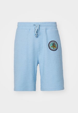 Shorts en coton bleu clair avec un motif texturé, taille élastique, cordon de serrage ajustable et un patch circulaire sur le thème du gelato sur le côté gauche.