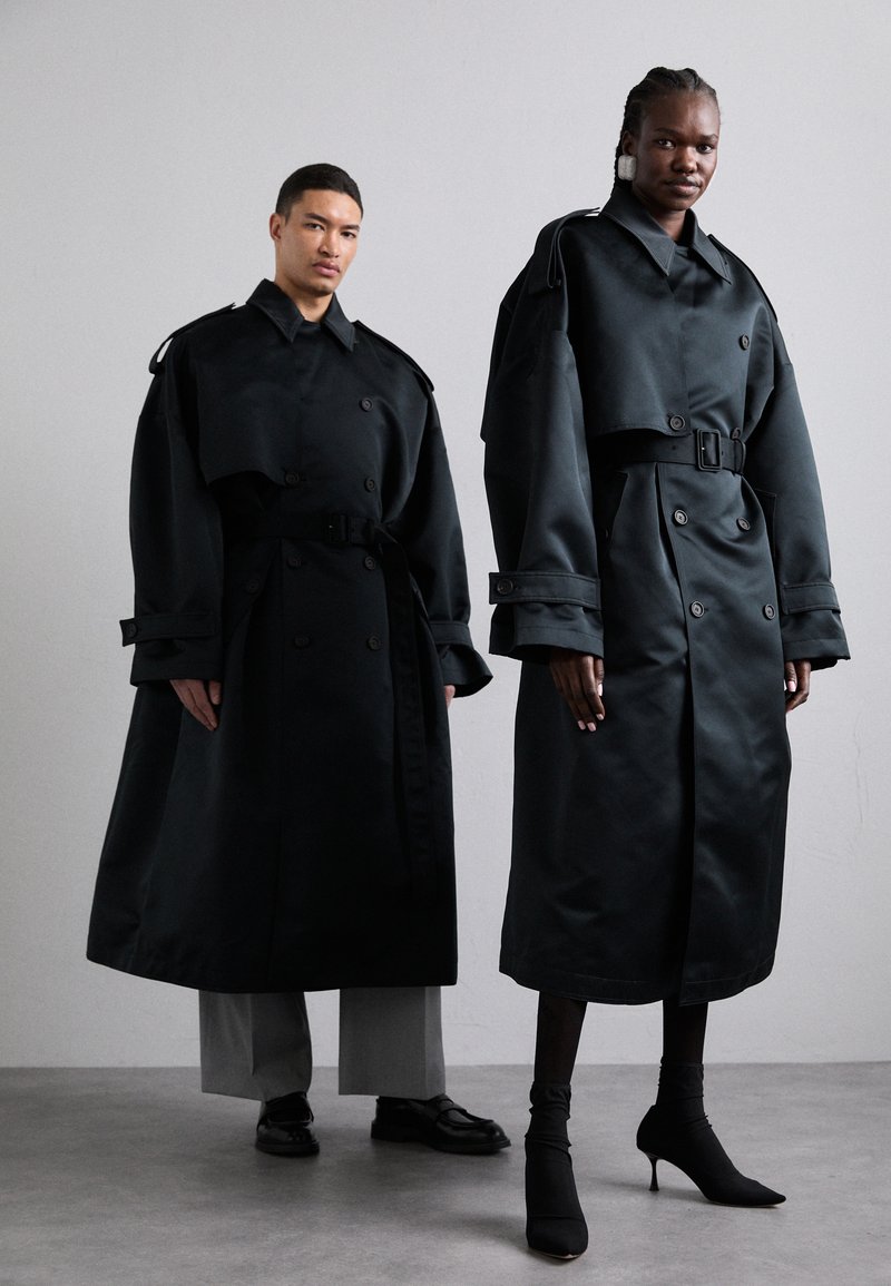 Trench AOKI Black No Season 2023 en précommande