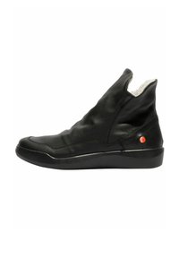 Botines de piel negra con superficie texturada, puntera redondeada y un eje corto con abertura. Presentan un acento de logo rojo en el lateral.
