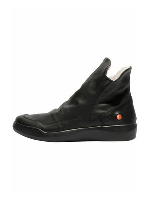 Bottines noires en cuir avec une surface texturée, bout rond et une tige courte fendue. Présente un accent de logo rouge sur le côté.