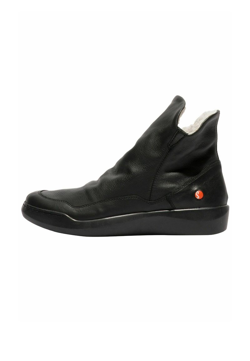 Botines de piel negra con superficie texturada, puntera redondeada y un eje corto con abertura. Presentan un acento de logo rojo en el lateral.