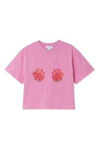 T-shirt cropped rosa realizzata in cotone con due grafiche di rose rosse e rosa sul davanti, con scollo rotondo e maniche corte.